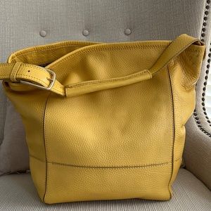 Leather short shoulder bag, ideal for traveling. Lots of space.
